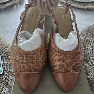 Trotters NWT  Brown Elegant Slingback Heels